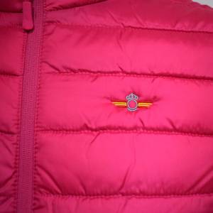  Imagen de Chaleco rosa con rokiski bordado para mujer por Estrella Militar